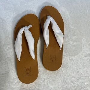 KUAILU Women’s White/Tan Flip Flops Arch Support Yoga Foam Footbed Size 11